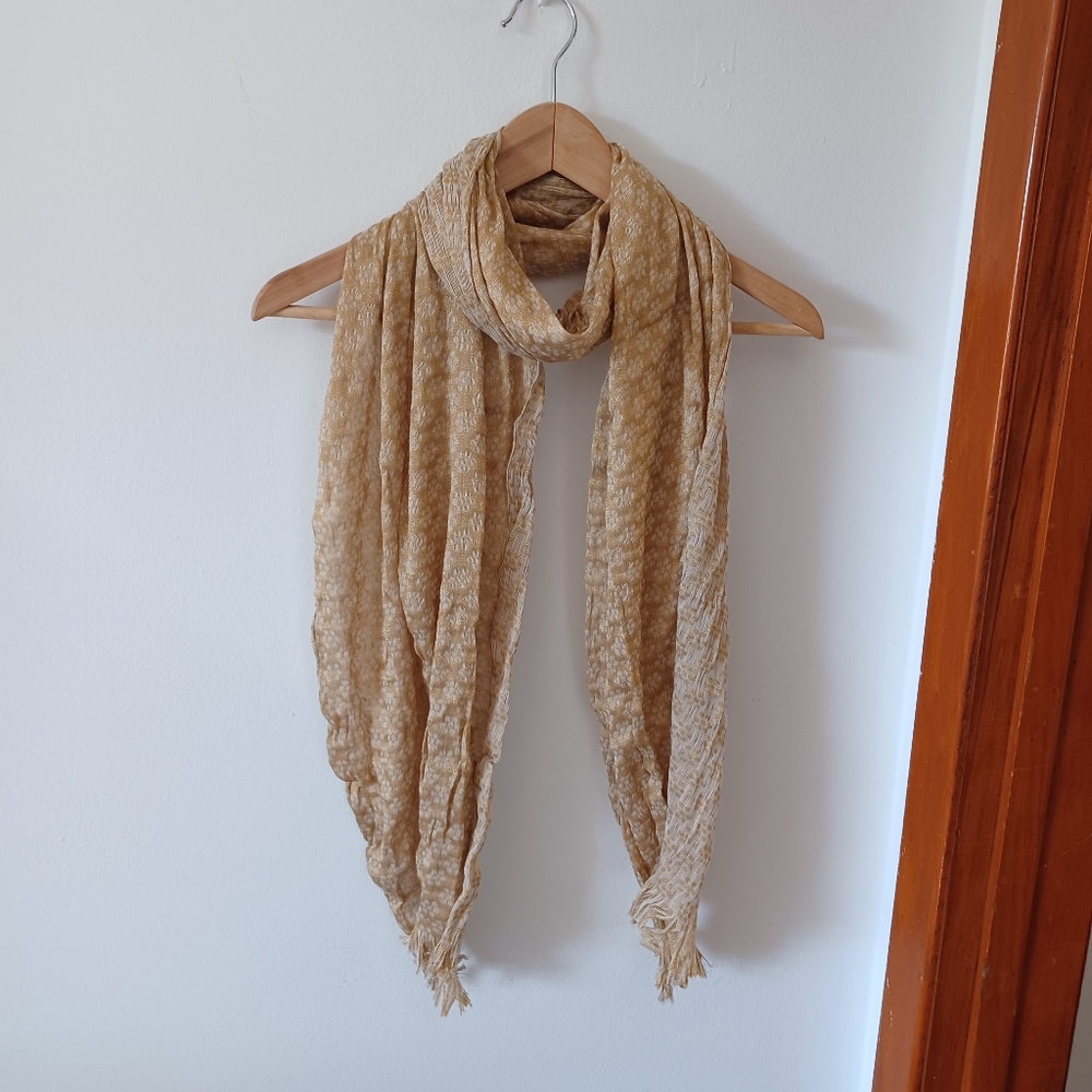 Vintage Gold and Cream Flower 🌼  Pattern Scarf